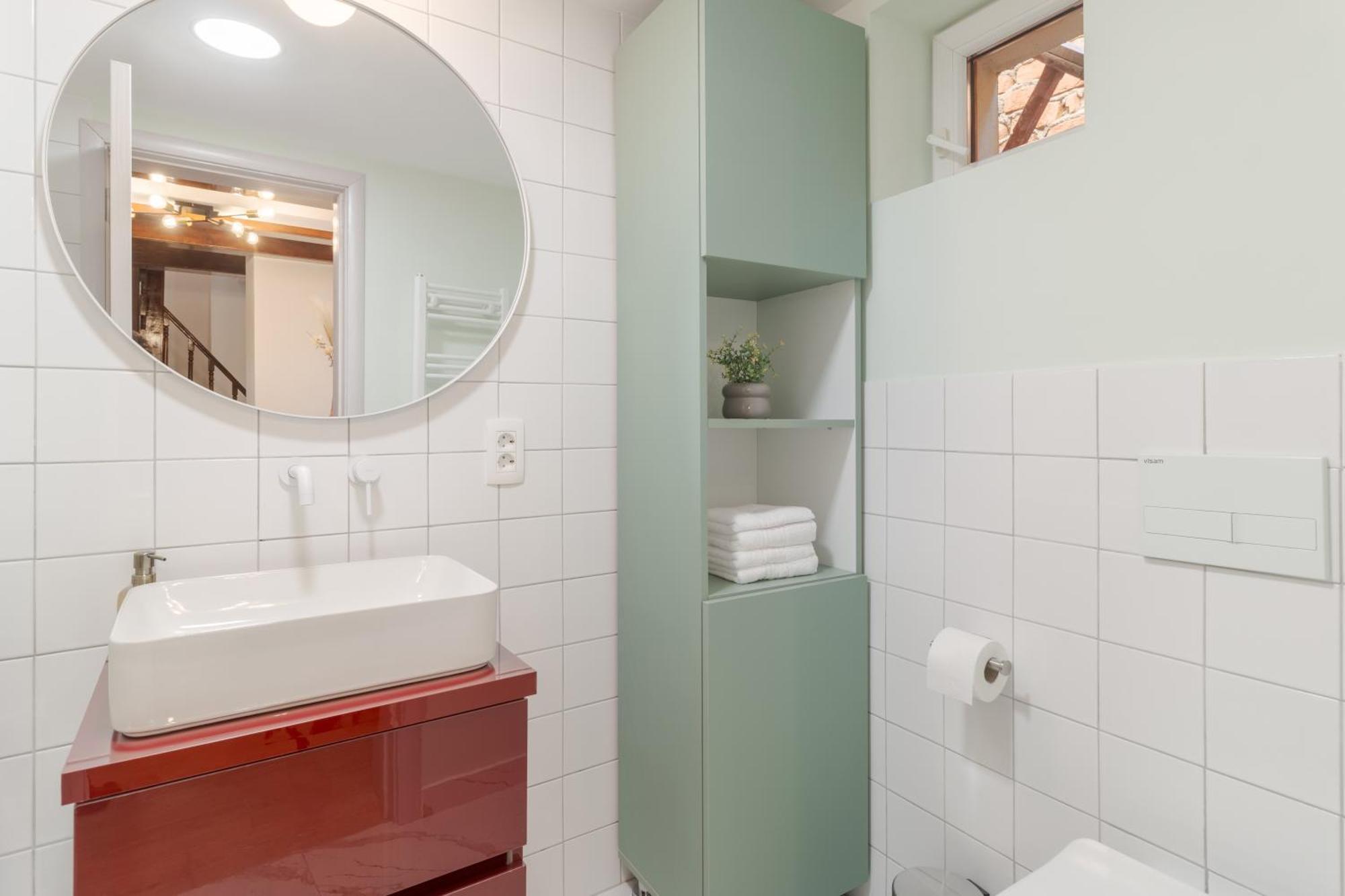 Ultra-central Elegant + Free Parking + Self Check-in Apartment Oradea