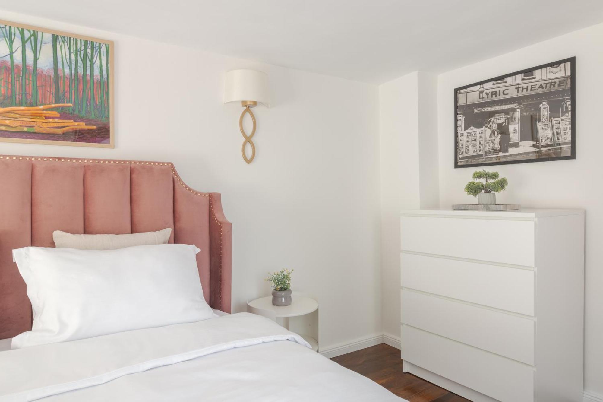 Ultra-central Elegant + Free Parking + Self Check-in Oradea