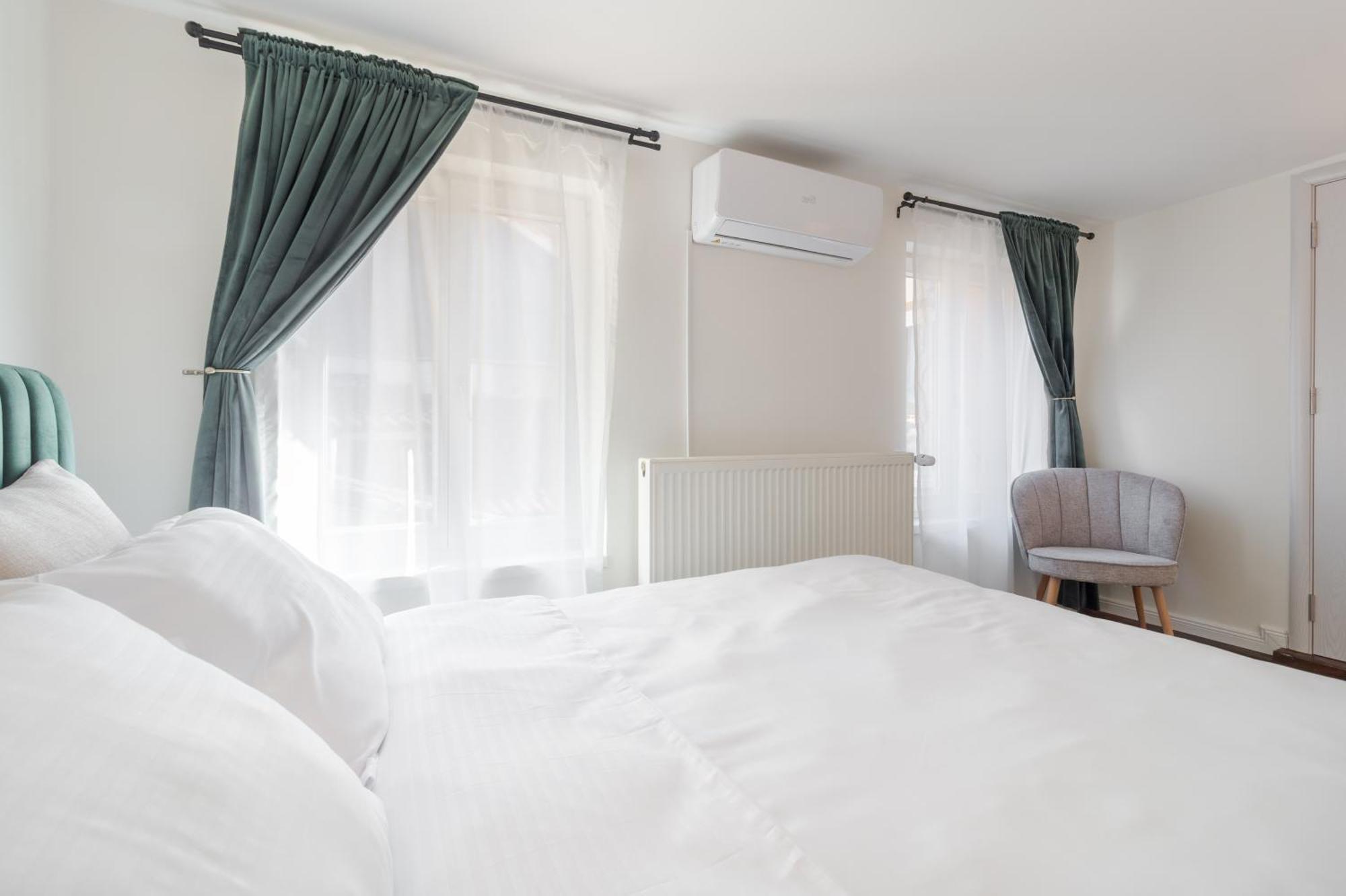 Ultra-central Elegant + Free Parking + Self Check-in Apartment