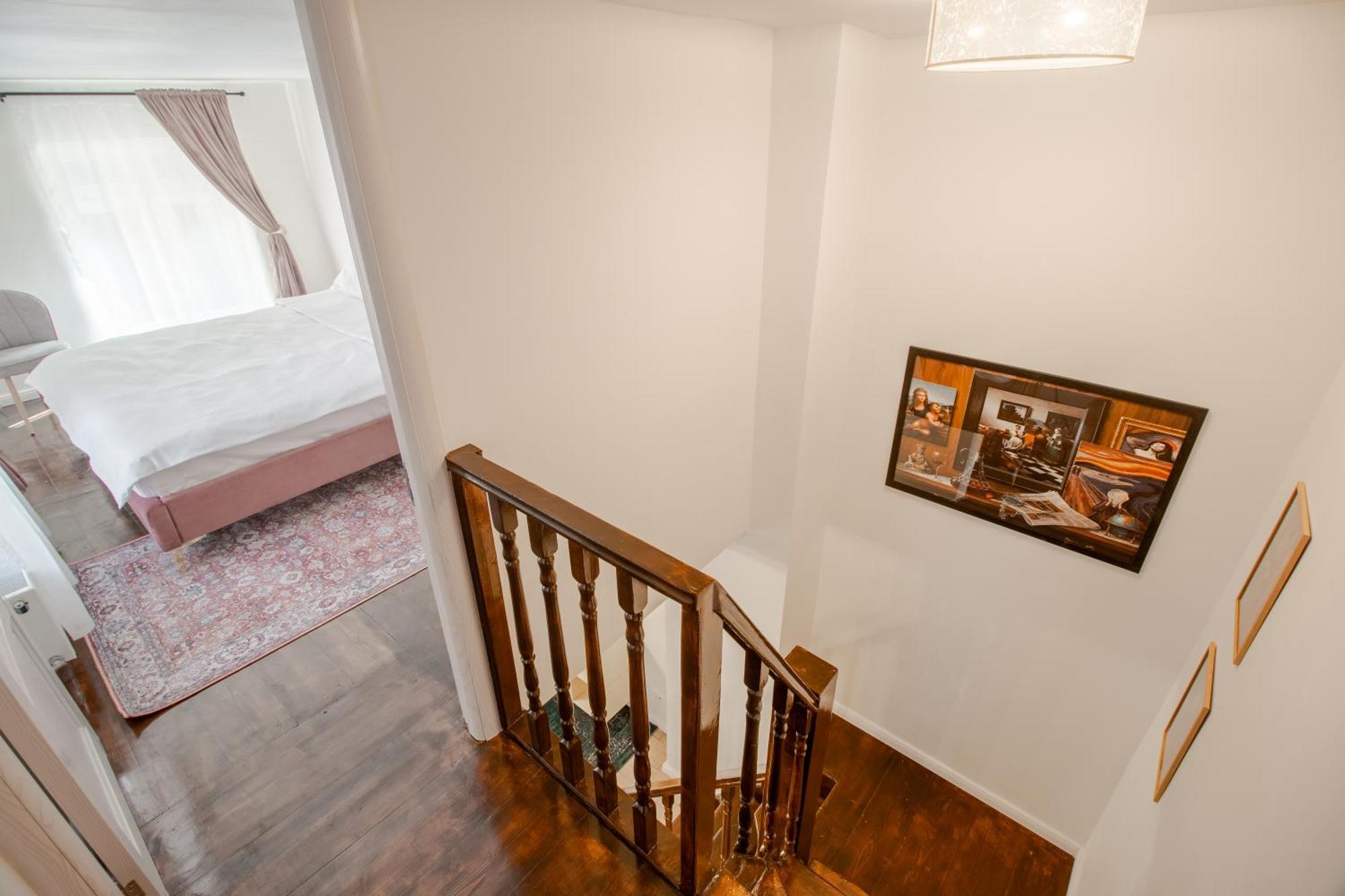 Ultra-central Elegant + Free Parking + Self Check-in * Oradea