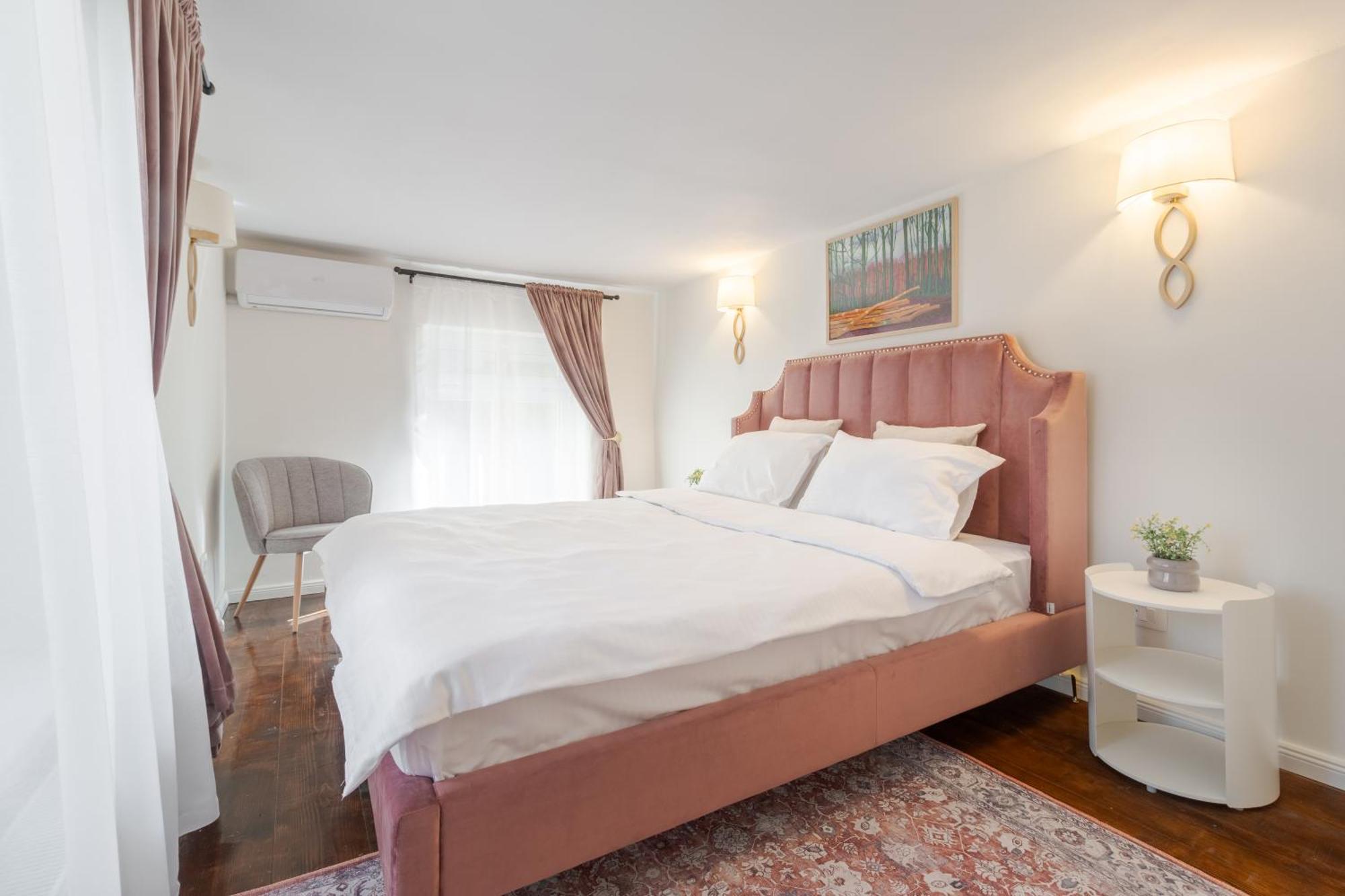 Ultra-central Elegant + Free Parking + Self Check-in Apartment